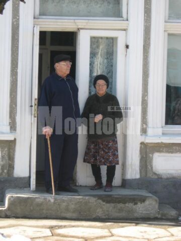 Iosif și Alexandrina Popa, în pragul casei