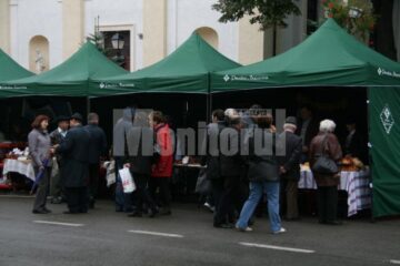 Piața țărănească din fața Consiliului Județean nu mai poate fi funcțională și pe perioada verii