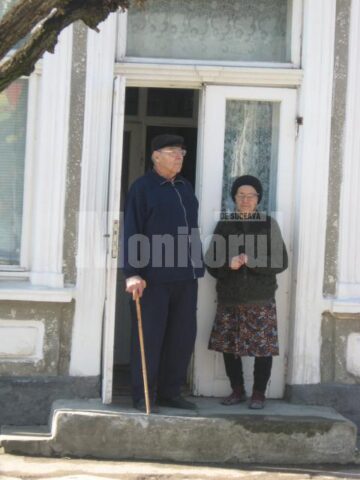 Iosif și Alexandrina Popa, în pragul casei