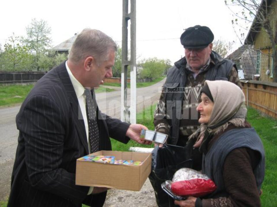 Președintele UDUR a oferit alimente și altor bătrâni pe care i-a întâlnit în drum