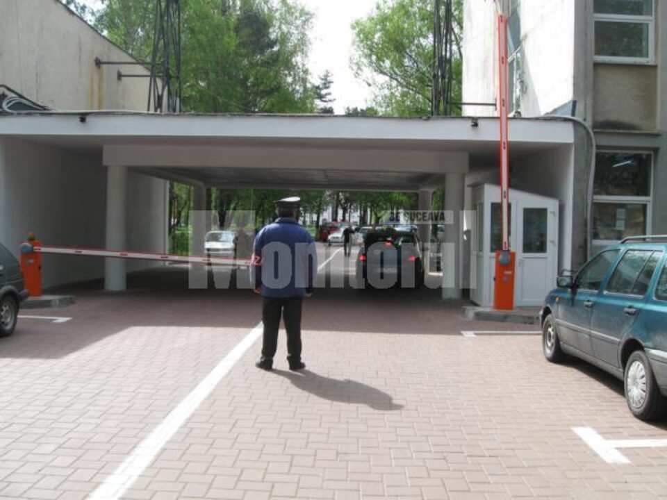 Accesul mașinilor în curtea din fața Spitalului Suceava va fi permis din vară numai contra cost Accesul mașinilor în curtea din fața Spitalului Suceava va fi permis din vară numai contra cost