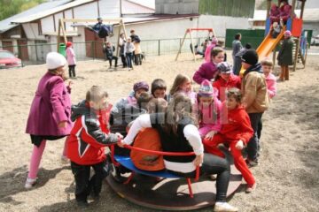 Câteva zeci de copii au venit la deschiderea noului loc de joacă
