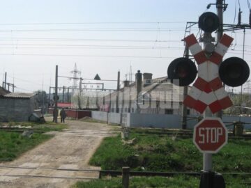 Ana Măntăluță în locul în care, din cauza proastei vizibilități și a semaforului aflat tot timpul pe roșu, a fost victima unui accident