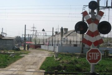 Ana Măntăluță în locul în care, din cauza proastei vizibilități și a semaforului aflat tot timpul pe roșu, a fost victima unui accident