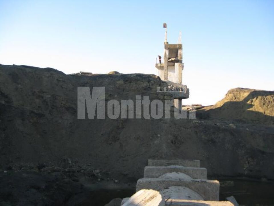 Iazul de acumulare de la Grănicești, distrus la inundațiile din vara anului trecut, a fost lăsat de izbeliște