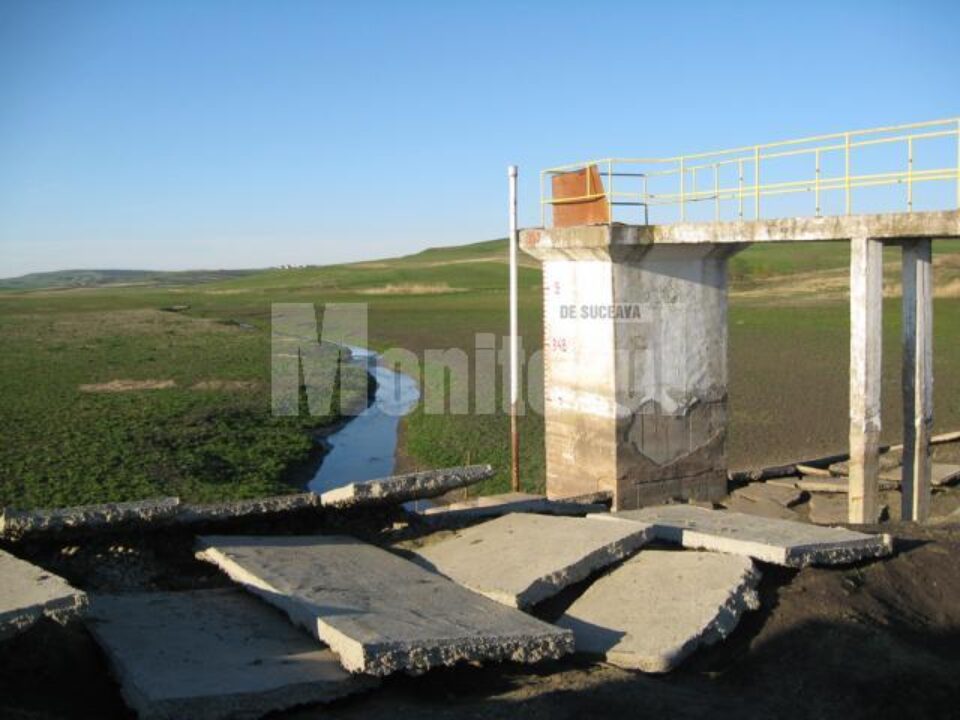 Iazul de acumulare de la Grănicești, distrus la inundațiile din vara anului trecut, a fost lăsat de izbeliște