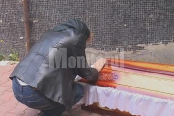 Mama lui Eugen Ursariu plângându-și fiul lângă sicriul în care îl va duce la groapă