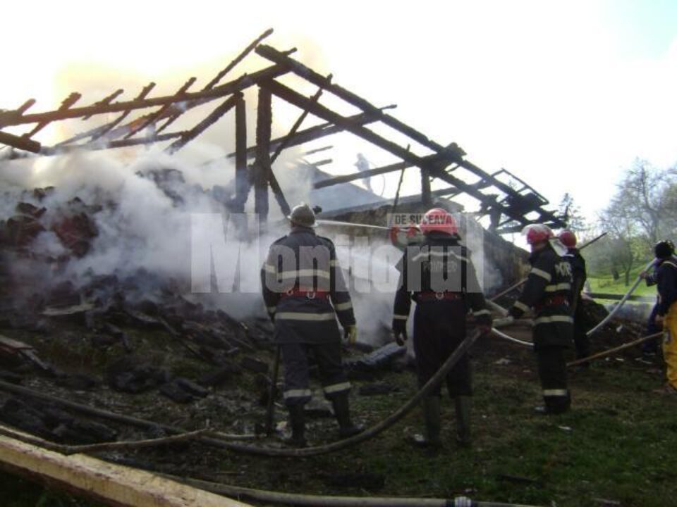 Gospodărie făcută scrum, în numai câteva ore, în urma unui scurtcircuit produs la un cablu electric deteriorat