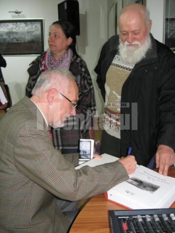 Valentin Ciucă, autorul Dicționarului ilustrat al artelor frumoase din Moldova, acordând autografe