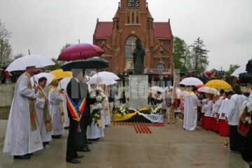 Câteva sute de credincioși l-au omagiat pe Papa Ioan Paul al II-lea