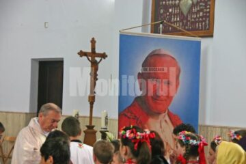 Câteva sute de credincioși l-au omagiat pe Papa Ioan Paul al II-lea