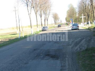 Drumul este plin de gropi si la intrarea in Liteni