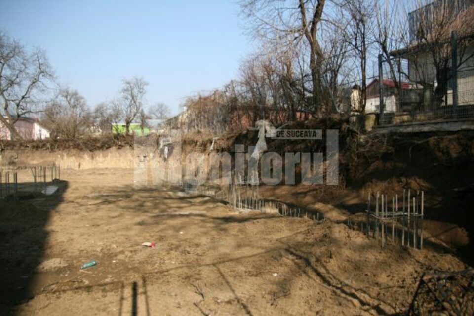 O groapă imensă în locul sălii care ar fi trebuit să fie gata în această vară la C.N. "Ștefan cel mare"