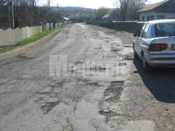 La Știrbăț drumul devine aproape impracticabil