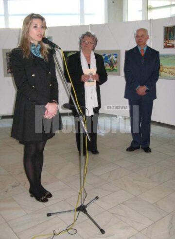 Raluca Schipor prezentând expoziția lui Mircea Catargiu