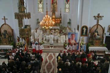 Câteva sute de credincioși l-au omagiat pe Papa Ioan Paul al II-lea