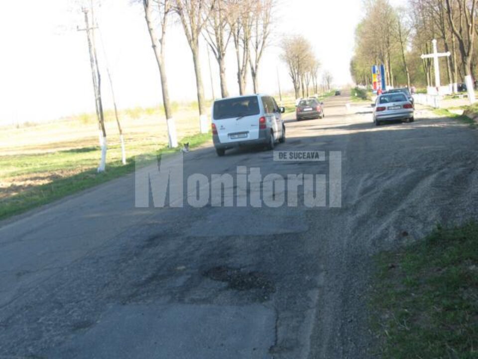 La intrarea în Liteni drumul este plin de gropi