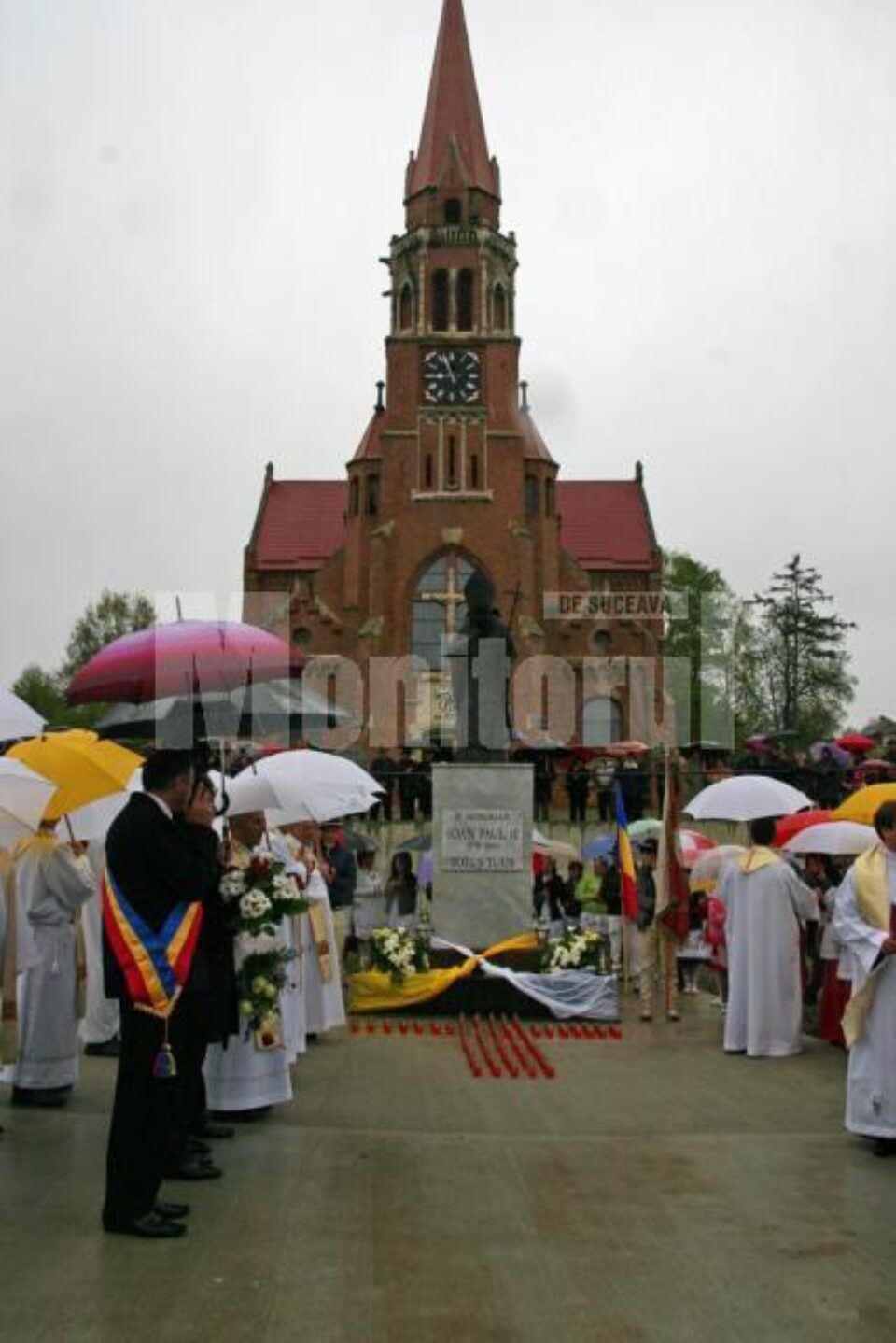Evenimentele de sâmbătă au început afară, lângă statuia din bronz a Papei Ioan Paul al II-lea
