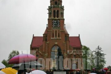 Evenimentele de sâmbătă au început afară, lângă statuia din bronz a Papei Ioan Paul al II-lea