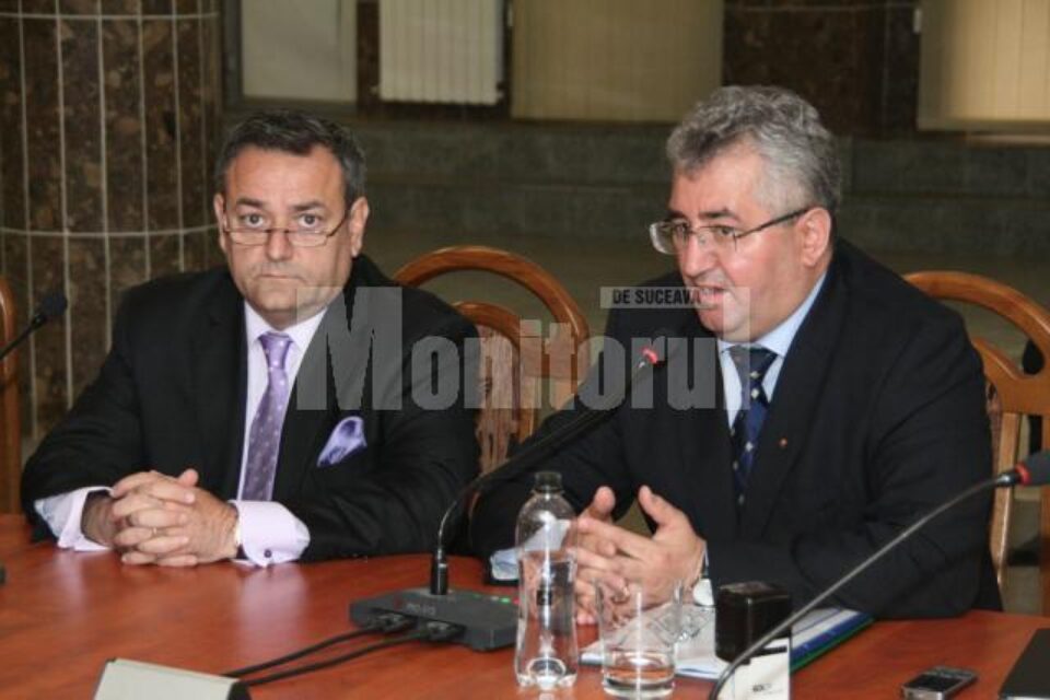 Primarul Ion Lungu (dreapta) și directorul Adrem Invest, Adrian Bodea