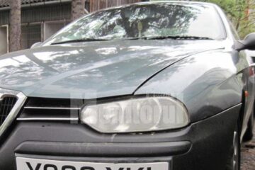 La percheziția mașinii marca Alfa Romeo s-au găsit cinci plicuri despre care anchetatorii au motive să creadă că este vorba de substanțe etnobotanice