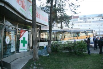 În urma impactului șoferul și trei psageri au ajuns la spital, însă aceștia din urmă nu au avut nimic grav