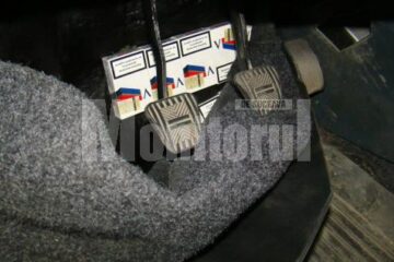 120 de pachete de țigări marca Viceroy, într-un locaș special amenajat în aripile din față ale autoturismului