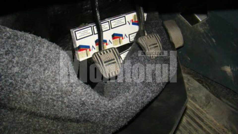 120 de pachete de țigări marca Viceroy, într-un locaș special amenajat în aripile din față ale autoturismului