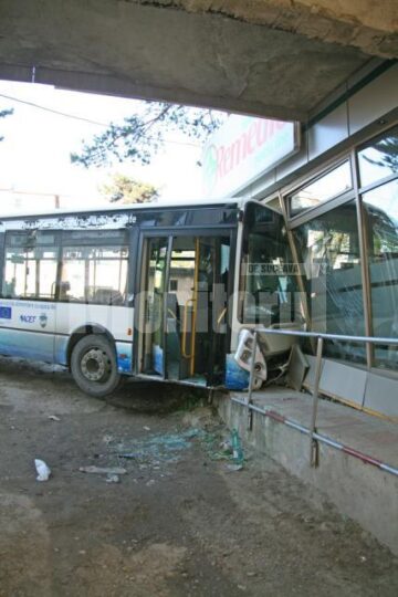 În urma impactului șoferul și trei psageri au ajuns la spital, însă aceștia din urmă nu au avut nimic grav