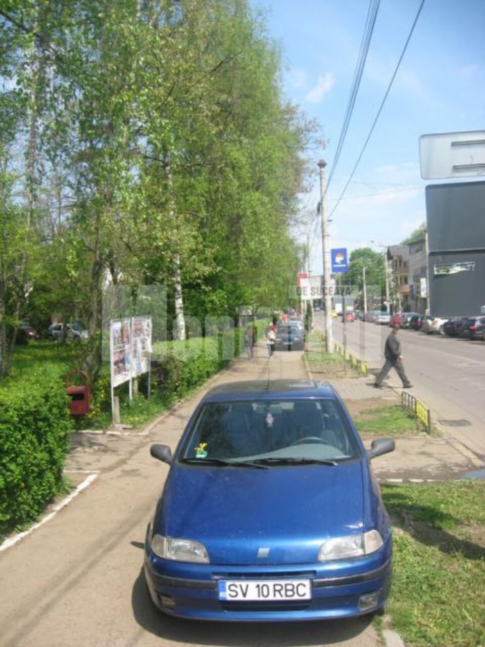 Mașina parcată pe trotuar de o șoferița grăbită