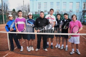 Alexandru Marasin atături de primul sau antrenor, Mihai Pop si cativa dintre tinerii practicanti