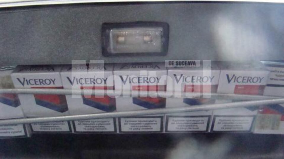 120 de pachete de țigări marca Viceroy, într-un locaș special amenajat în aripile din față ale autoturismului