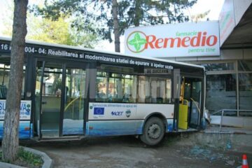 În urma impactului șoferul și trei psageri au ajuns la spital, însă aceștia din urmă nu au avut nimic grav