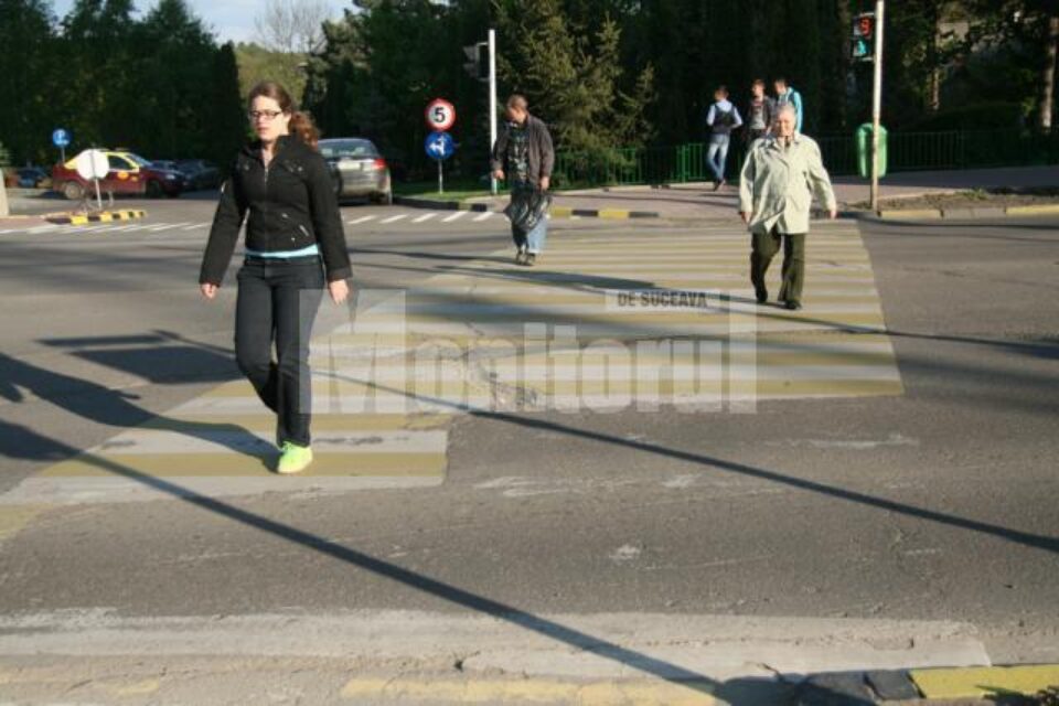 Trecerea de pietoni semaforizată care duce intrarea principală în parcul Șipote, desființată