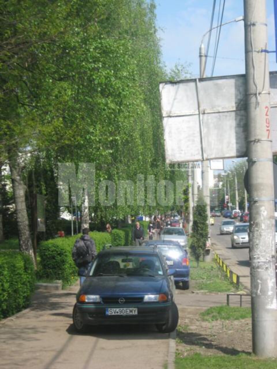 Parcarea pe trotuar începe să devină o modă pe strada Universității