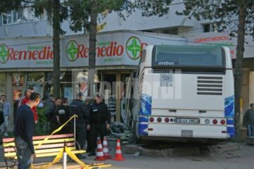 Mașina a ajuns până în peretele din sticlă al farmaciei Remedio