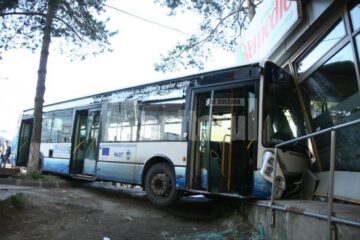 În urma impactului, șoferul și trei pasageri au ajuns la spital, însă aceștia din urma nu au avut nimic grav
