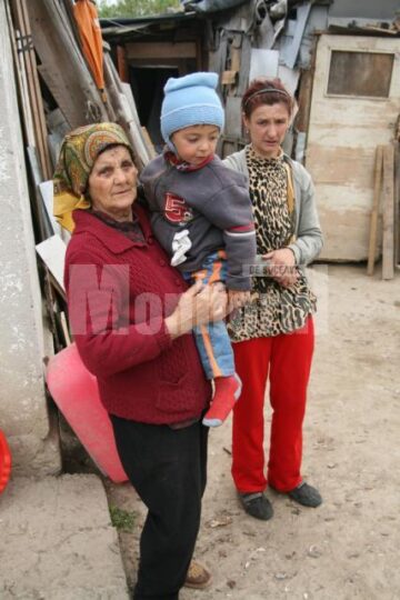 Vasilică, împreună cu mama și bunica