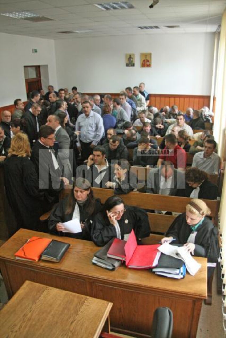 Sala în care s-a derulat procesul s-a dovedit mult prea mică pentru inculpați și avocații acestora