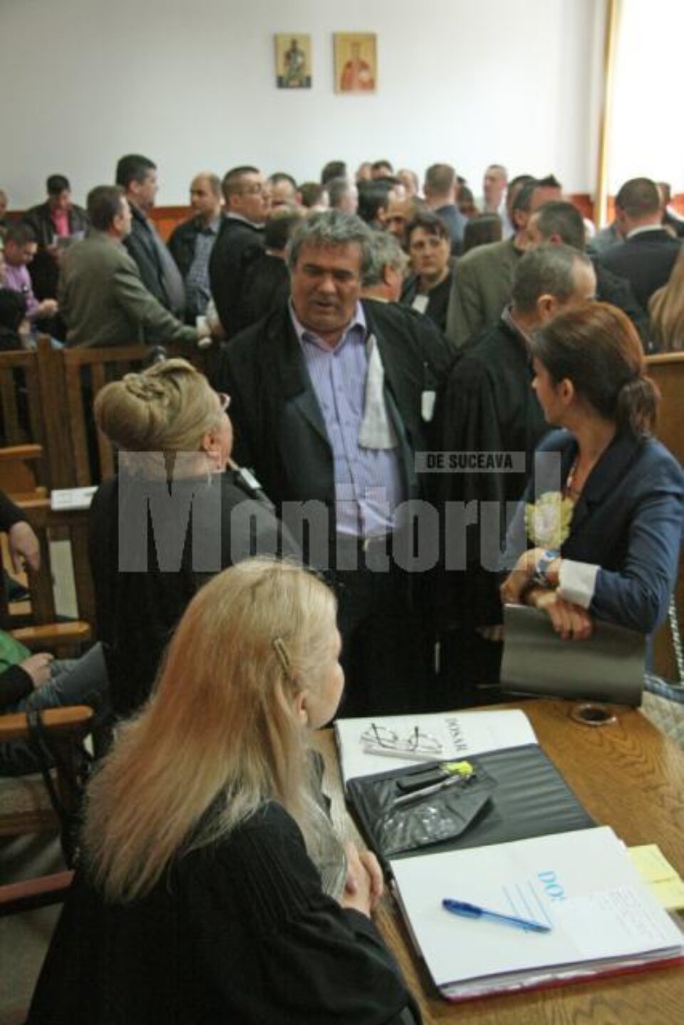 Sala în care s-a derulat procesul s-a dovedit mult prea mică pentru inculpați și avocații acestora