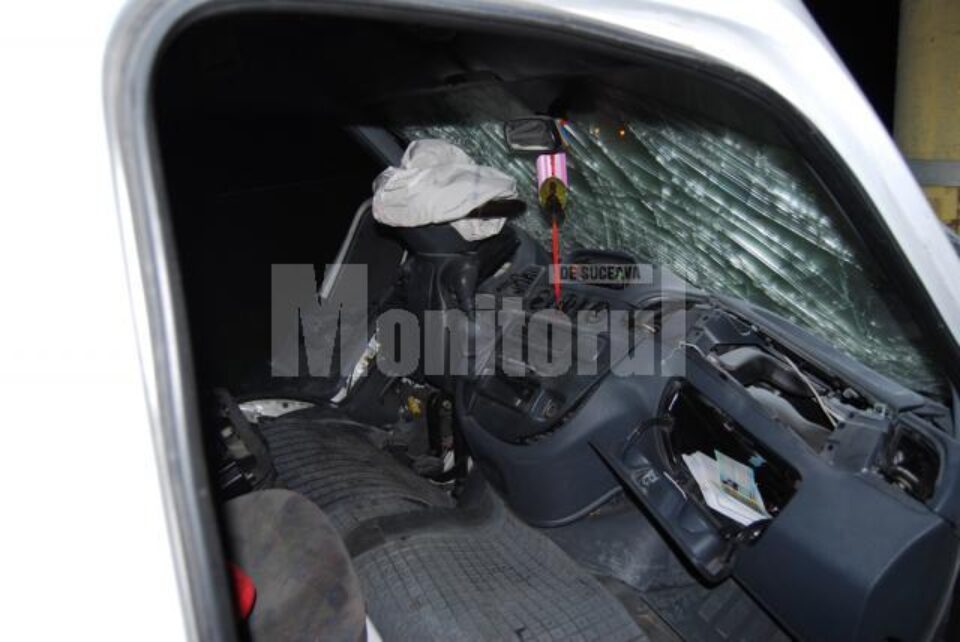 Șase dintre ocupanții microbuzului au fost răniți