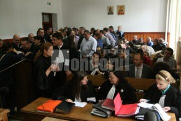 Sala în care s-a derulat procesul s-a dovedit mult prea mică pentru inculpați și avocații acestora
