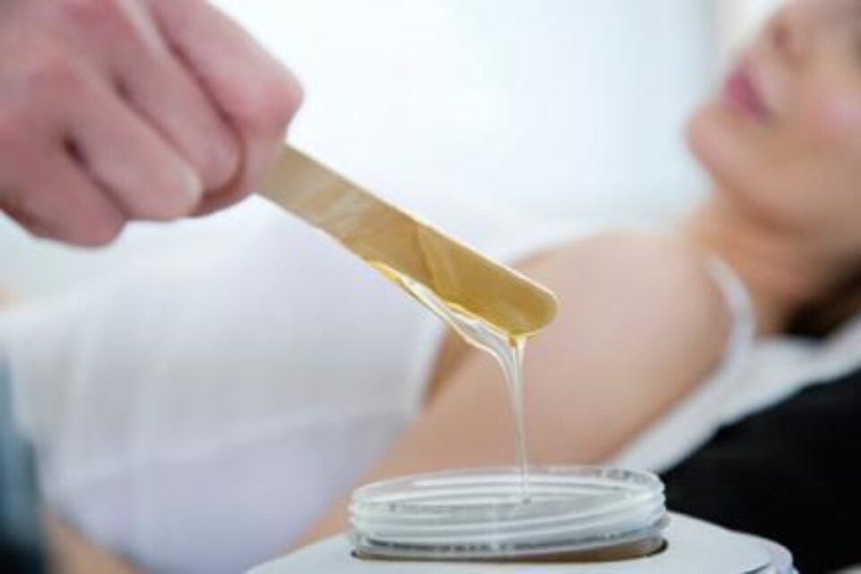 Prin epilarea cu ceară scăpați de problema firelor de păr crescute sub piele