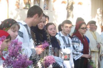 Zeci de credincioși, prezenți la sfințirea Bisericii „Sf. Constantin și Elena” de pe Zamca