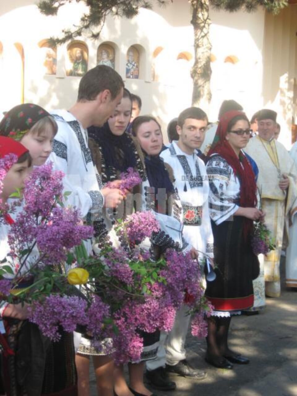 Zeci de credincioși, prezenți la sfințirea Bisericii „Sf. Constantin și Elena” de pe Zamca Zeci de credincioși, prezenți la sfințirea Bisericii „Sf. Constantin și Elena” de pe Zamca