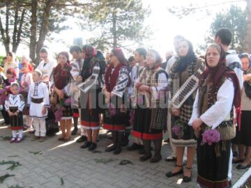 Tineri imbracati costume populare