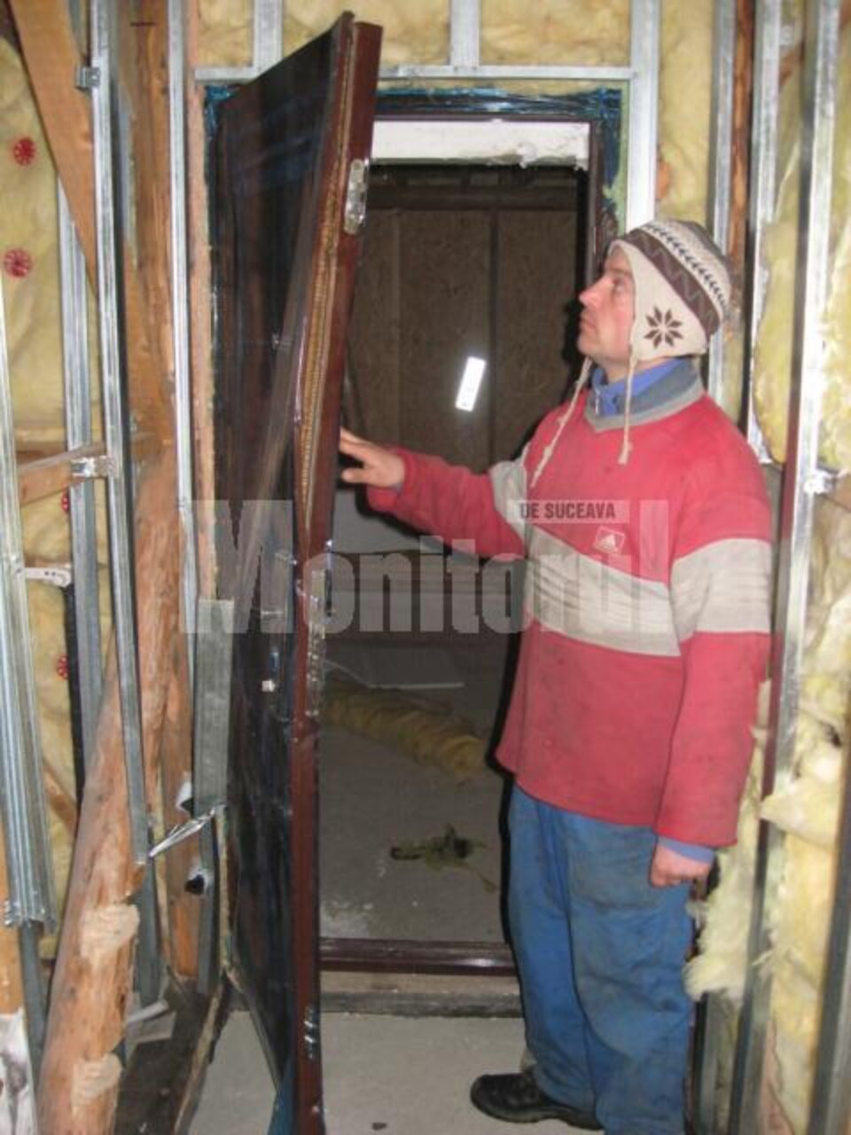 Hoții au intrat prin garaj și au trecut chiar și de o ușă cu trei încuietori