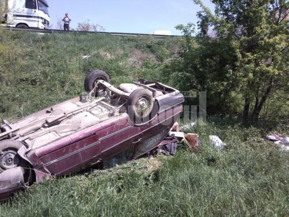 S-au răsturnat cu mașina 40 de metri într-o râpă