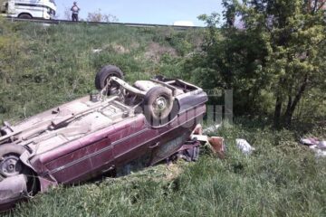 S-au răsturnat cu mașina 40 de metri într-o râpă