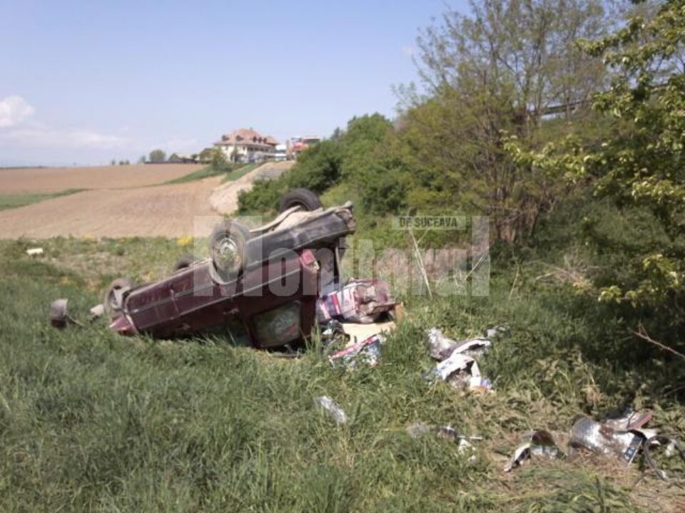 S-au răsturnat cu mașina 40 de metri într-o râpă